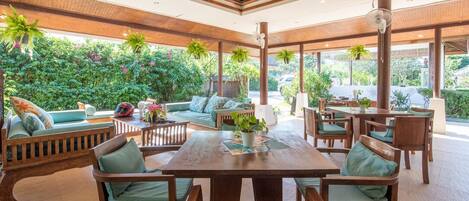 Se sirven desayunos, almuerzos y brunches; cocina local e internacional