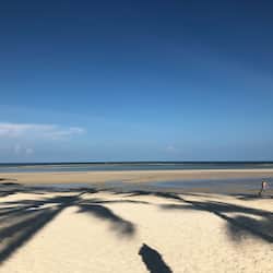 Sulla spiaggia, sabbia bianca, kayak