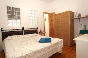 1 bedroom, iron/ironing board, bed sheets - Few steps from the beach (Cinque Terre ,Monterosso). (Monterosso al Mare)
