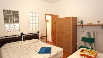 1 camera, ferro/asse da stiro, lenzuola