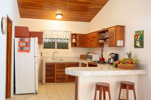 Køleskab, mikrobølgeovn, kogeplade, kaffe-/temaskine