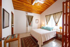 3 slaapkamers, een kluis op de kamer, een strijkplank/strijkijzer, wifi