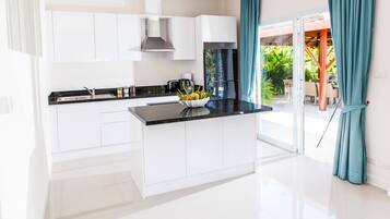 Full-sized fridge, microwave, oven, stovetop