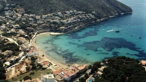 Playa en los alrededores y camastros 