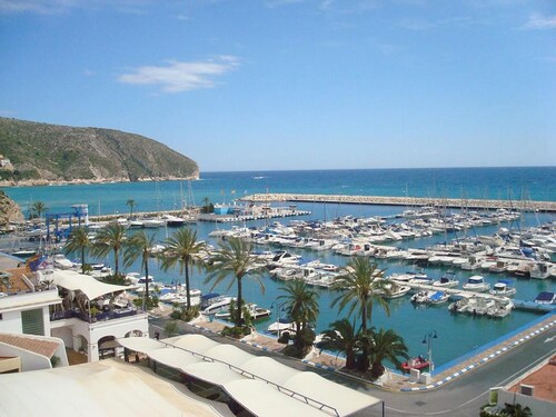 Superb apartment in private residence at the foot of the sea