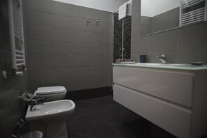 Douche, sèche-cheveux, bidet, serviettes fournies