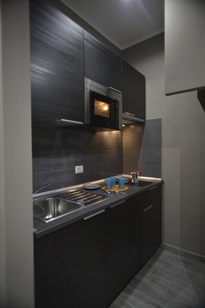 Réfrigérateur, micro-ondes, plaque de cuisson, cafetière/bouilloire