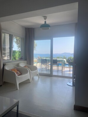 A modern room with a view of the sea, a balcony with a pool, and a dining area. - Private Pool , Wifi,BBQ, sea views Bodrum kadikalesi Garden Apartment (Bodrum Kadikalesi)