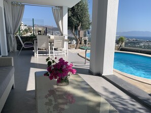Outdoor dining - Private Pool , Wifi,BBQ, sea views Bodrum kadikalesi Garden Apartment (Bodrum Kadikalesi)