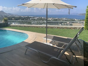Außenpool, Infinity-Pool, Liegestühle