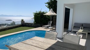 Outdoor dining - Private Pool , Wifi,BBQ, sea views Bodrum kadikalesi Garden Apartment (Bodrum Kadikalesi)