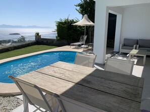 Outdoor dining - Private Pool , Wifi,BBQ, sea views Bodrum kadikalesi Garden Apartment (Bodrum Kadikalesi)