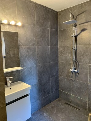 Dusche, Haartrockner, Handtücher, Seife