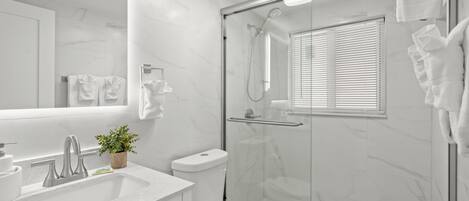 Een douche, een haardroger, handdoeken