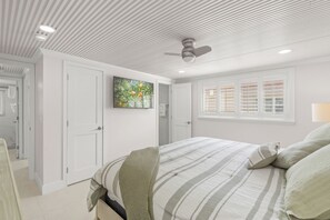 2 bedrooms, iron/ironing board, WiFi, bed sheets - Steps to the beach! Island House Beach Resort V19 (Siesta Key)