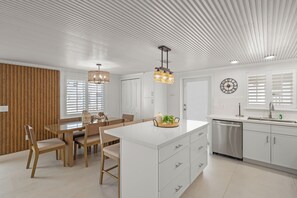 Dining - Steps to the beach! Island House Beach Resort V19 (Siesta Key)