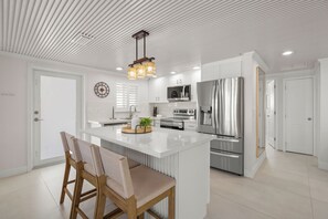 Fridge, microwave, oven, stovetop - Island House Beach Resort V19 (Siesta Key)