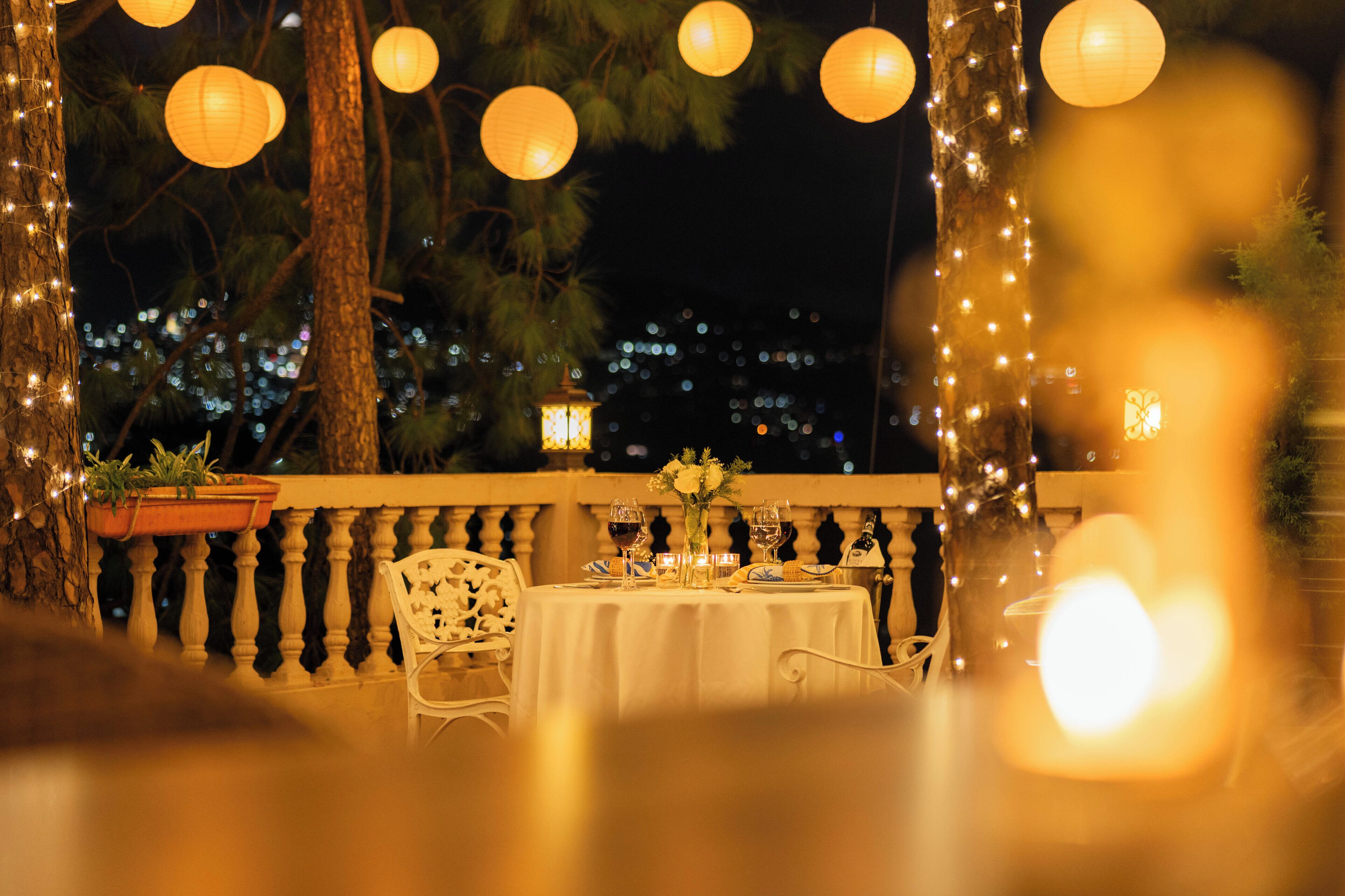 Breakfast, lunch and dinner served