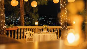 Breakfast, lunch and dinner served