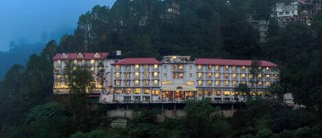 ด้านหน้าที่พัก - ตอนเย็น/กลางคืน