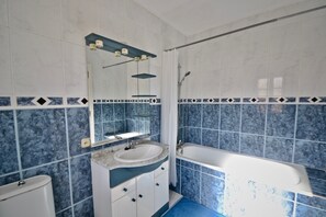 Combined shower/tub, hair dryer, towels
