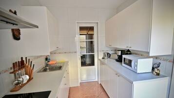 Een koelkast, een microgolfoven, een oven