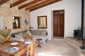 Televisie, een open haard en een dvd-speler