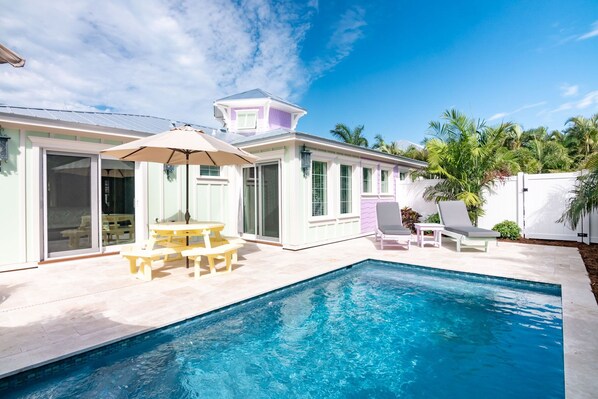 Alberca al aire libre y alberca climatizada