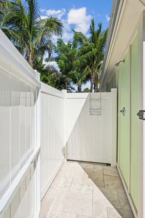 Property grounds - Recently Renovated Luxury Ground Floor Island Home Close to Beach!o Sleeps 4 (Holmes Beach)