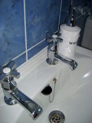 Tina con regadera, secadora de cabello, toallas, jabón 