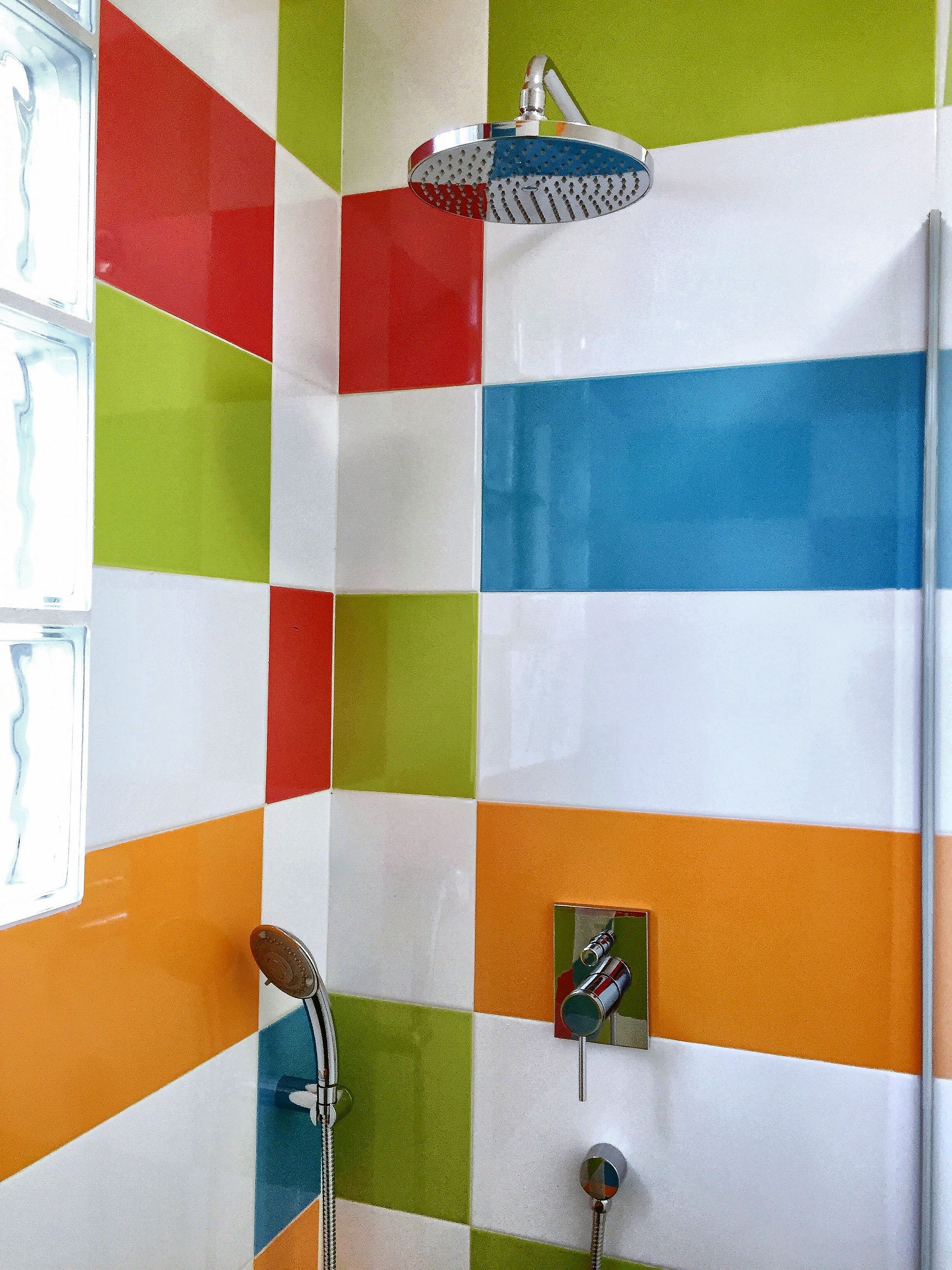 Baignoire, sèche-cheveux, bidet, serviettes fournies