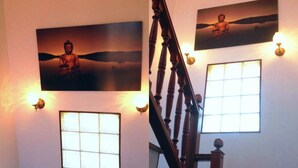 Una escalera con barandillas de madera y un ventanal empotrado.
