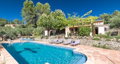 Alte Hütte inmitten eines Olivenhains mit großem Schwimmbecken und Panoramablick