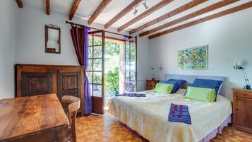 3 slaapkamers, een strijkplank/strijkijzer, gratis wifi, beddengoed