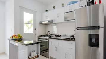 Jääkaappi, mikroaaltouuni, uuni, kahvin-/teenkeitin