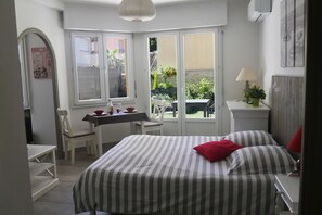 1 chambre, fer et planche à repasser, Wi-Fi gratuit, draps fournis