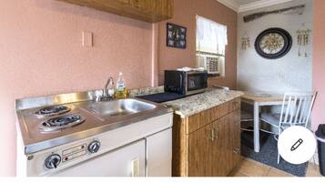 ثلاجة، ميكروويف، ماكينة لصنع القهوة/الشاي، مستلزمات طهي/أطباق/أوعية