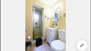 مجففات شعر، مناشف، صابون، ورق حمّام