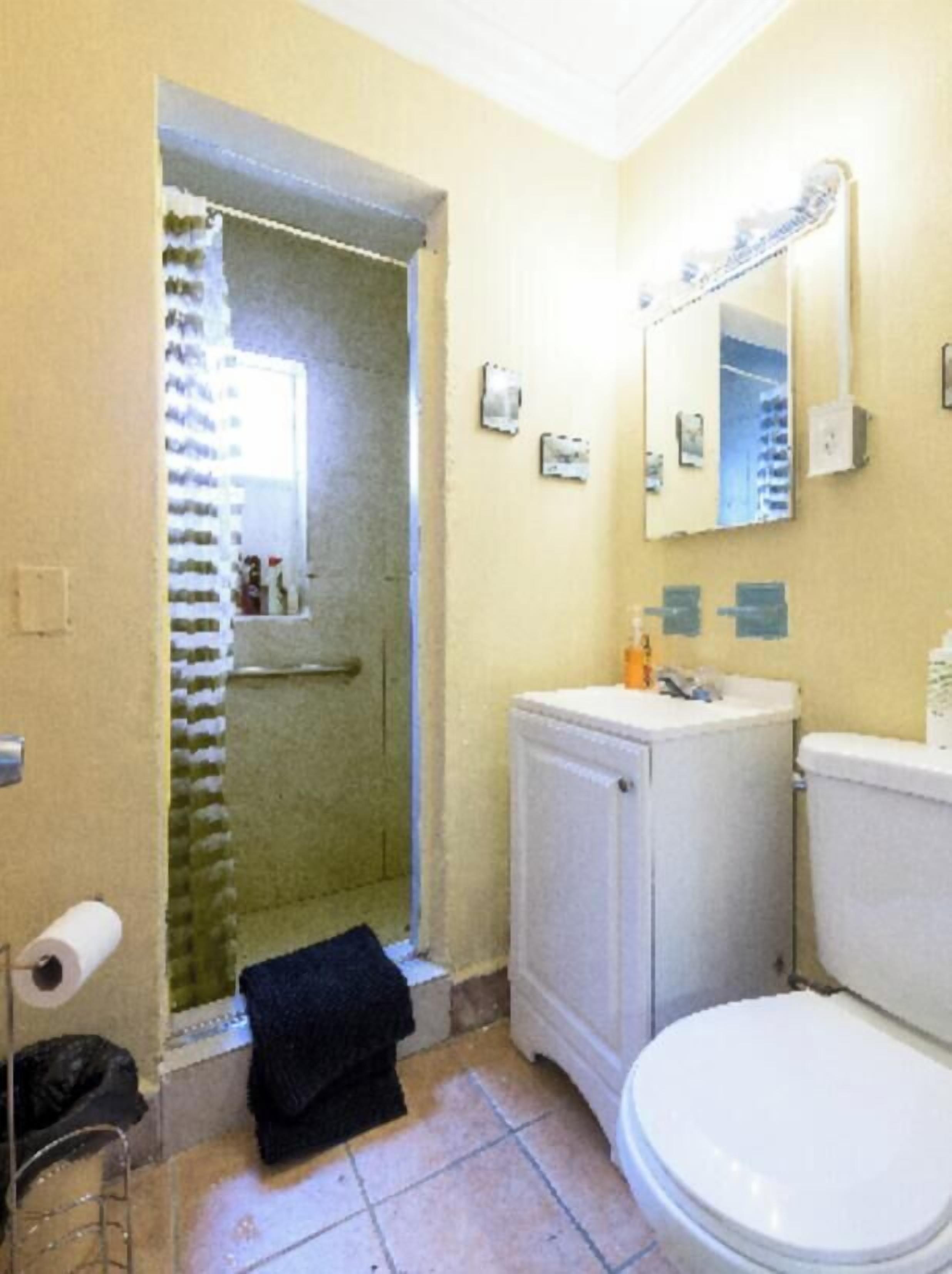 Secadora de cabello, toallas, jabón, papel de baño 