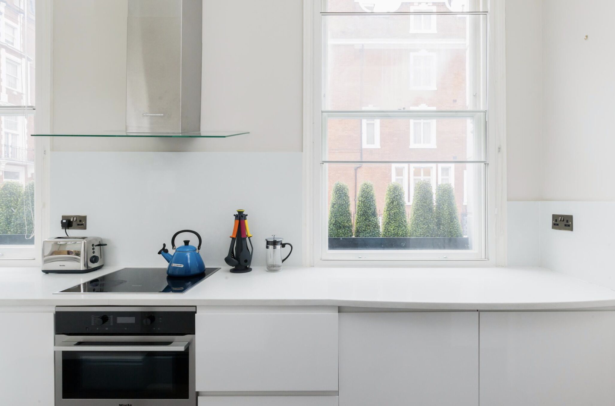 Kylskåp, mikrovågsugn, ugn och spishäll