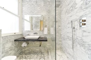 Haartrockner, Handtücher, Seife, Shampoo