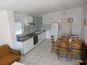 Fridge, microwave, stovetop, dishwasher