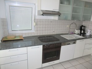 Fridge, microwave, stovetop, dishwasher