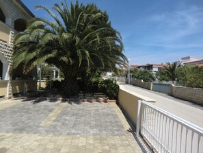 Property grounds - Apartment near the beach for a relaxing family holiday (Vir)