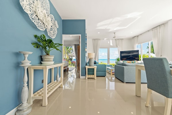 Télévision à écran plat, Netflix, table de tennis de table, livres