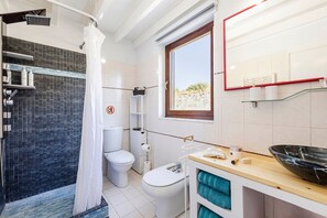 Kombination af bruser/badekar, hårtørrer, bidet, håndklæder