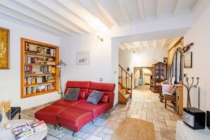 Téléviseur, foyer, livres, bureau