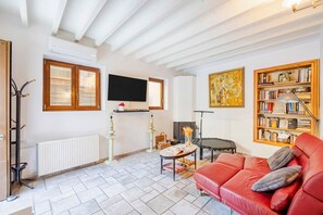 Téléviseur, foyer, livres, bureau