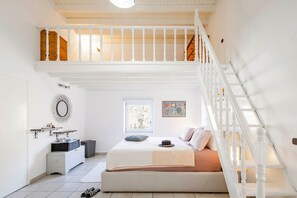 2 soveværelser, pengeskab på værelset, skrivebord, strygejern/strygebræt