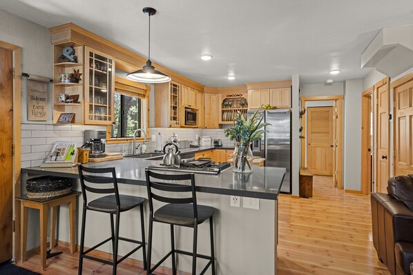 Jääkaappi, mikroaaltouuni, uuni, liesi